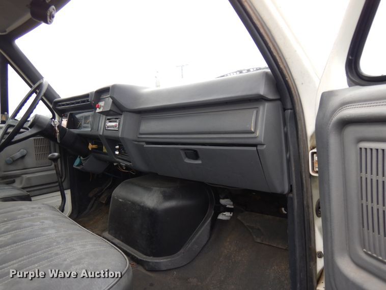 image for item JS9528 1991 Ford F700  pot hole patcher truck