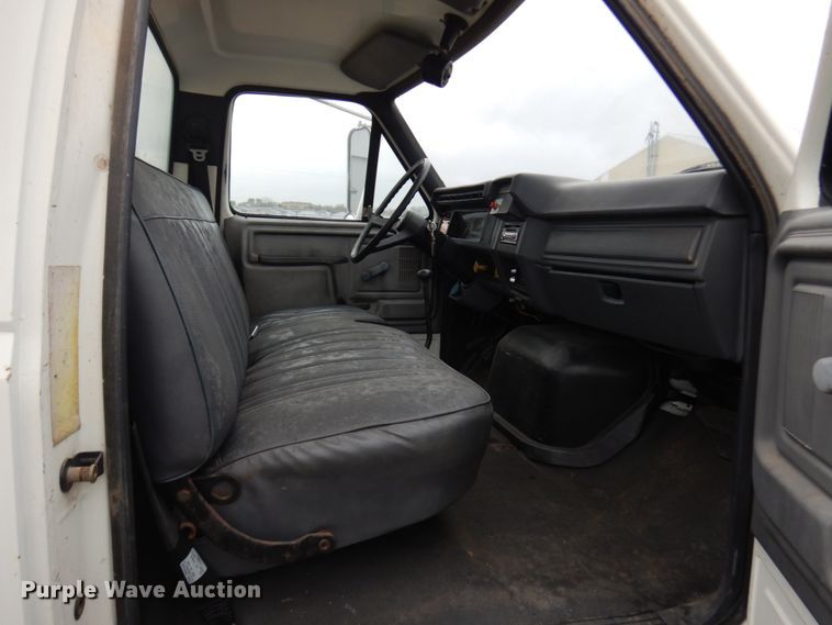 image for item JS9528 1991 Ford F700  pot hole patcher truck