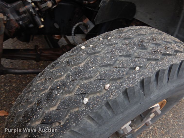 image for item JS9528 1991 Ford F700  pot hole patcher truck