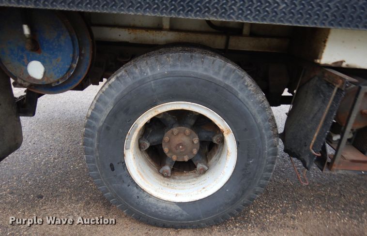 image for item JS9528 1991 Ford F700  pot hole patcher truck