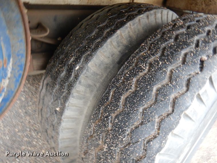 image for item JS9528 1991 Ford F700  pot hole patcher truck