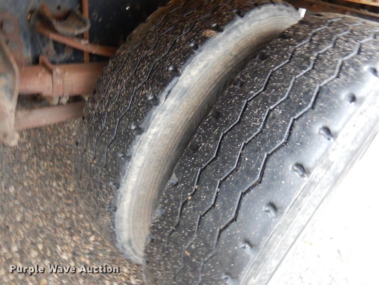 image for item JS9528 1991 Ford F700  pot hole patcher truck