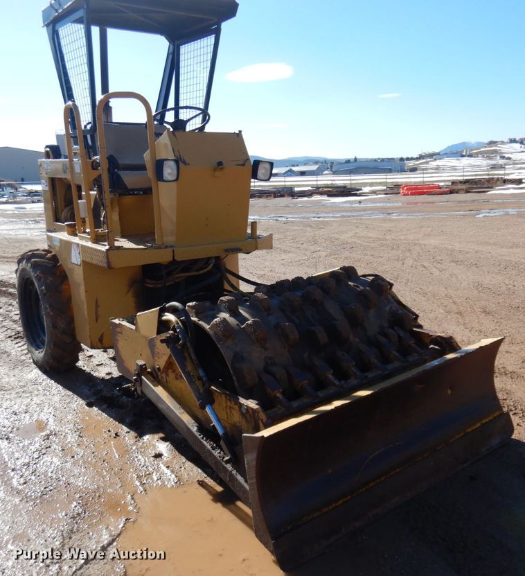 image for item JZ9800 1994 Caterpillar CP-323  single drum vibratory roller