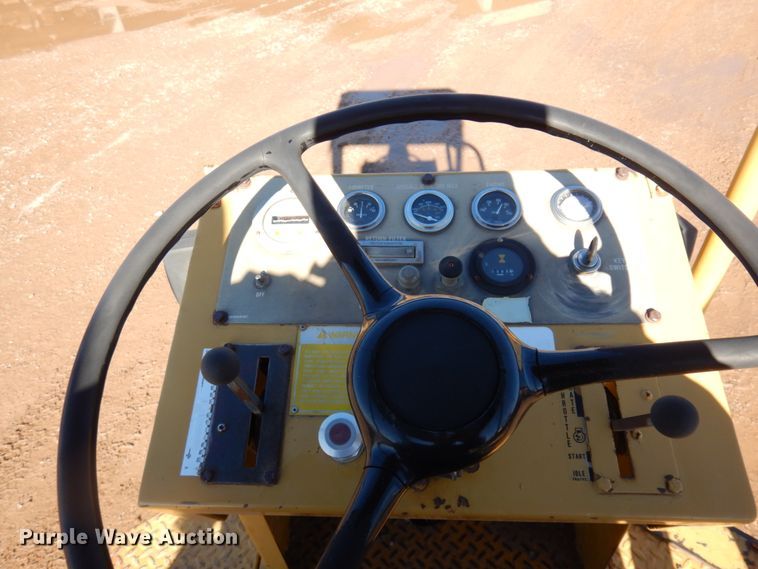 image for item JZ9800 1994 Caterpillar CP-323  single drum vibratory roller