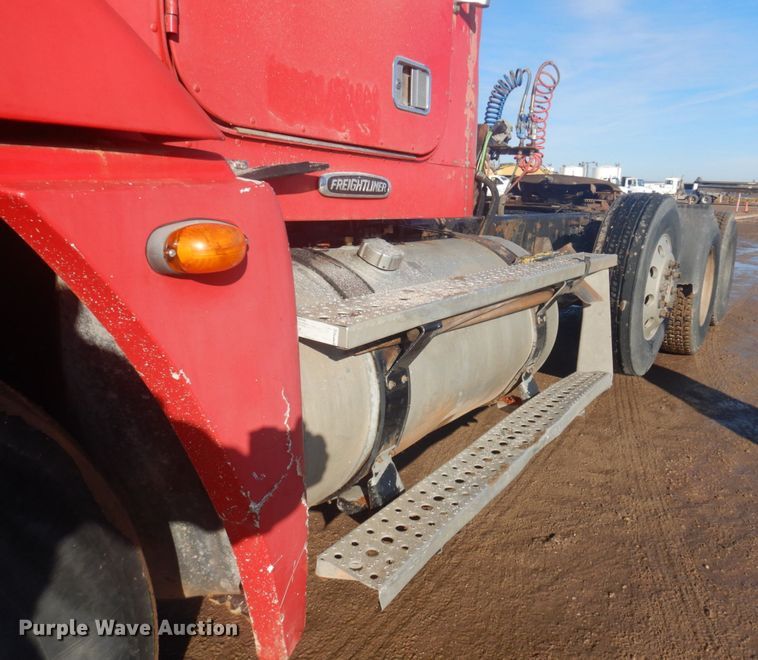 image for item JZ9803 1999 Freightliner FLD120  semi truck