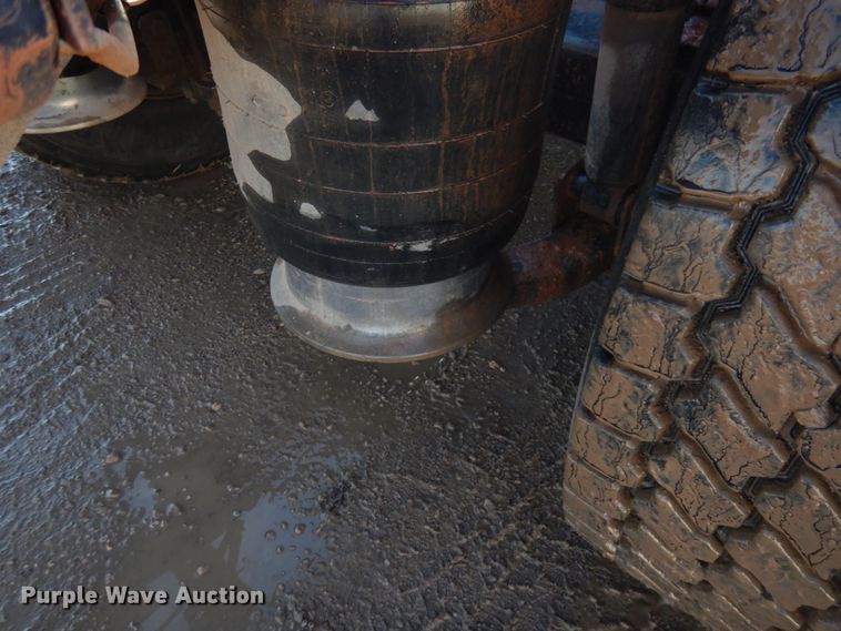 image for item JZ9803 1999 Freightliner FLD120  semi truck