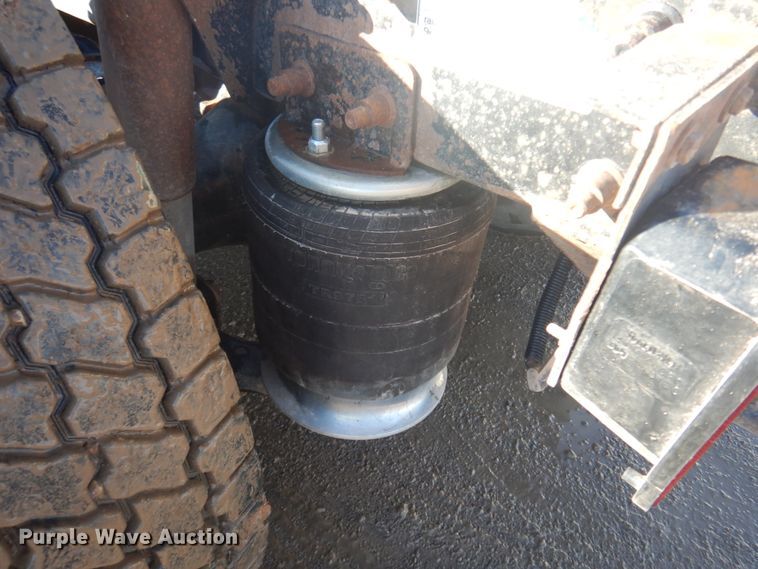 image for item JZ9803 1999 Freightliner FLD120  semi truck