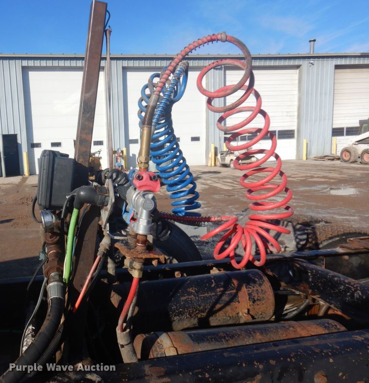 image for item JZ9803 1999 Freightliner FLD120  semi truck