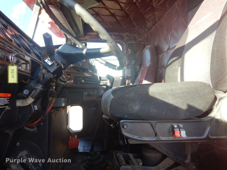 image for item JZ9803 1999 Freightliner FLD120  semi truck