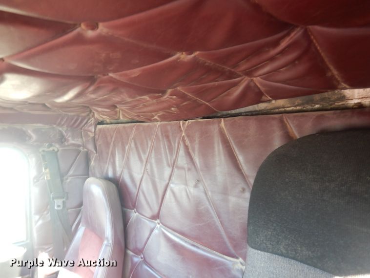 image for item JZ9803 1999 Freightliner FLD120  semi truck