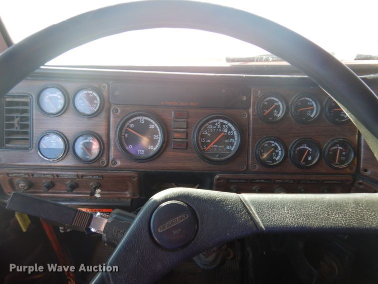 image for item JZ9803 1999 Freightliner FLD120  semi truck