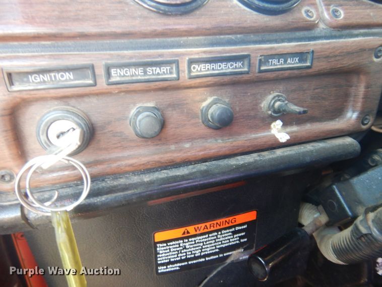 image for item JZ9803 1999 Freightliner FLD120  semi truck