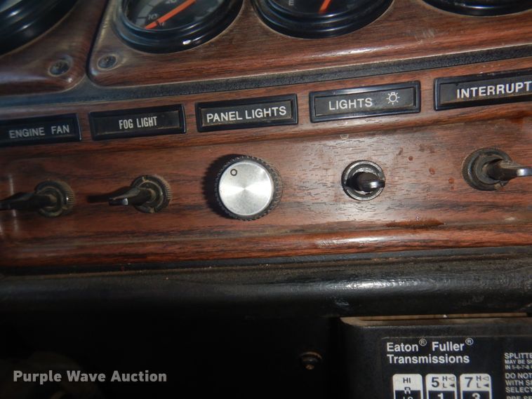 image for item JZ9803 1999 Freightliner FLD120  semi truck