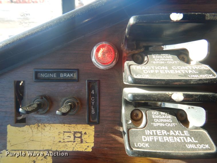 image for item JZ9803 1999 Freightliner FLD120  semi truck