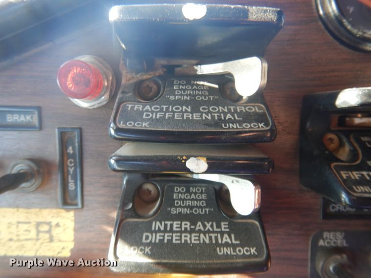 image for item JZ9803 1999 Freightliner FLD120  semi truck