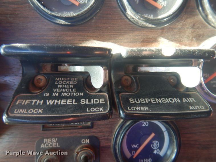 image for item JZ9803 1999 Freightliner FLD120  semi truck