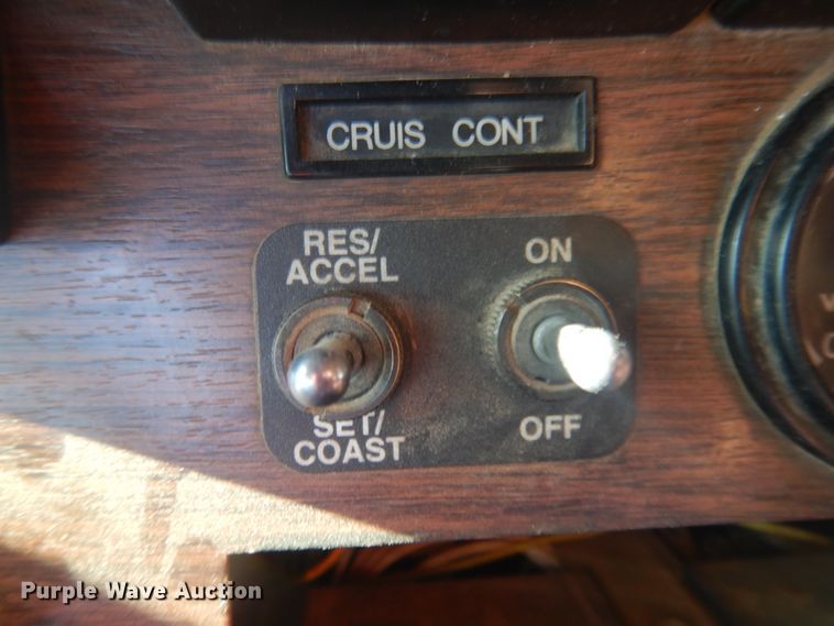 image for item JZ9803 1999 Freightliner FLD120  semi truck