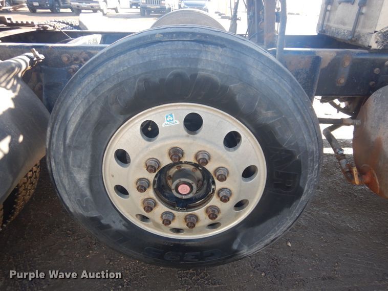 image for item JZ9803 1999 Freightliner FLD120  semi truck