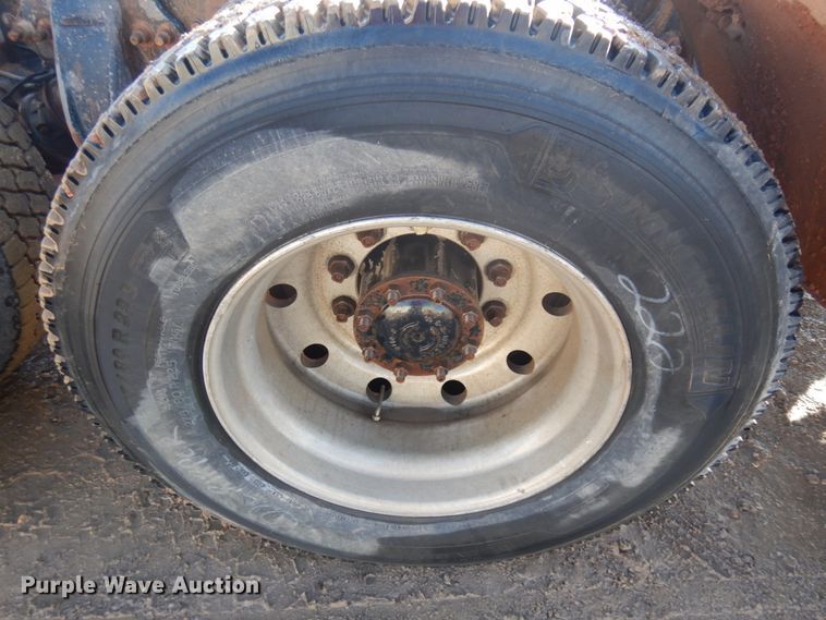 image for item JZ9803 1999 Freightliner FLD120  semi truck