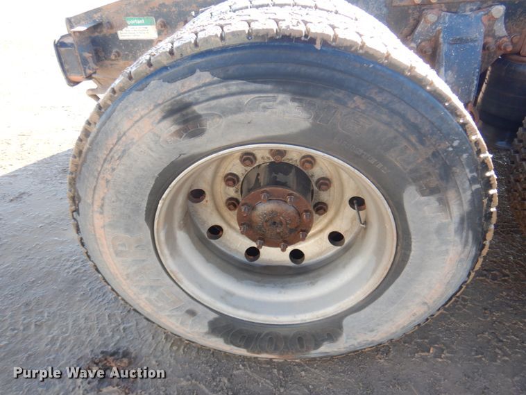 image for item JZ9803 1999 Freightliner FLD120  semi truck