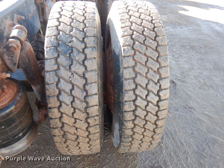 image for item JZ9803 1999 Freightliner FLD120  semi truck