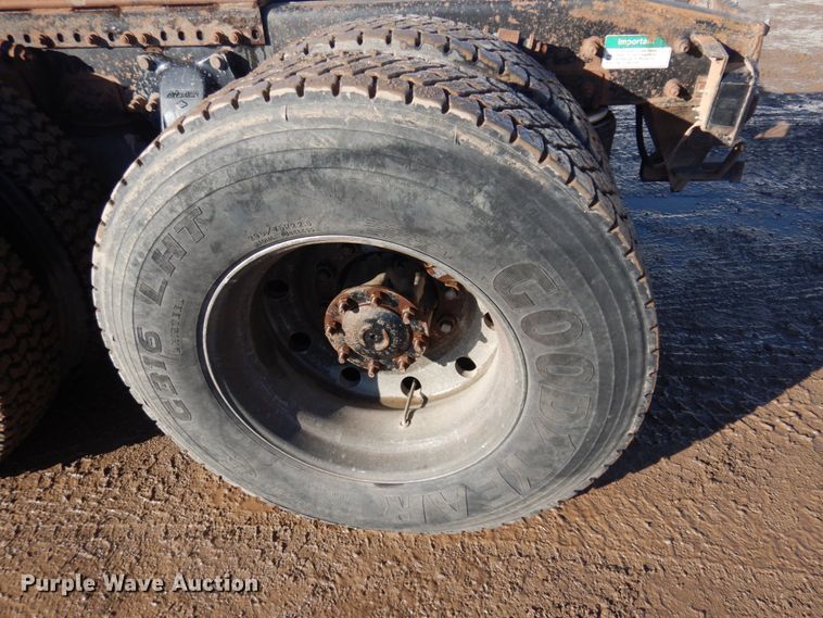 image for item JZ9803 1999 Freightliner FLD120  semi truck