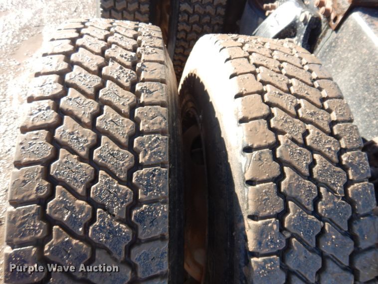 image for item JZ9803 1999 Freightliner FLD120  semi truck