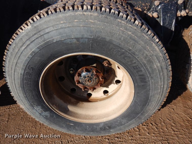 image for item JZ9803 1999 Freightliner FLD120  semi truck