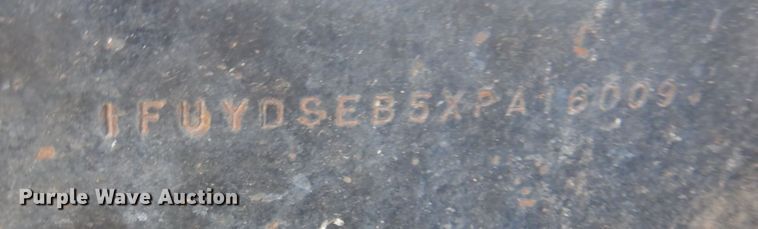 image for item JZ9803 1999 Freightliner FLD120  semi truck