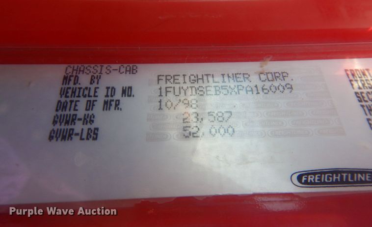 image for item JZ9803 1999 Freightliner FLD120  semi truck