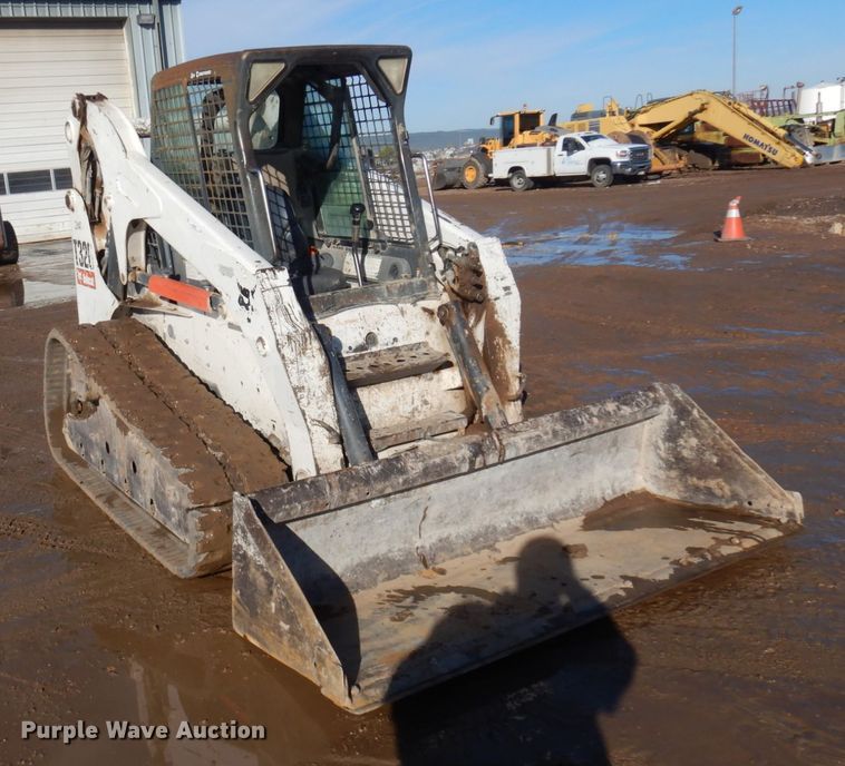 image for item JZ9805 2009 Bobcat T320  tracked skid steer loader