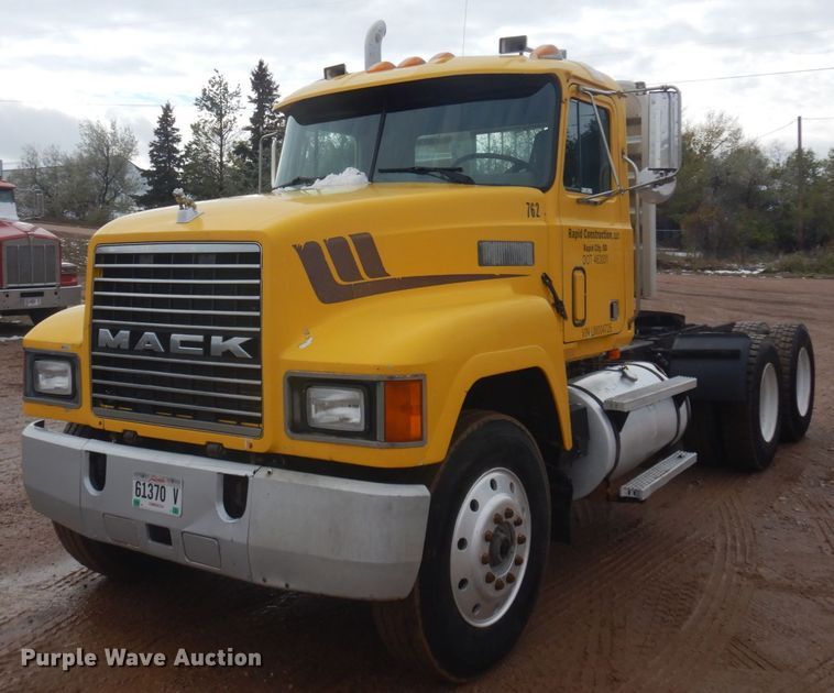 image for item JZ9810 1990 Mack CH613  semi truck