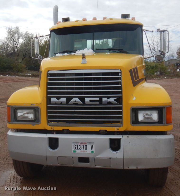 image for item JZ9810 1990 Mack CH613  semi truck