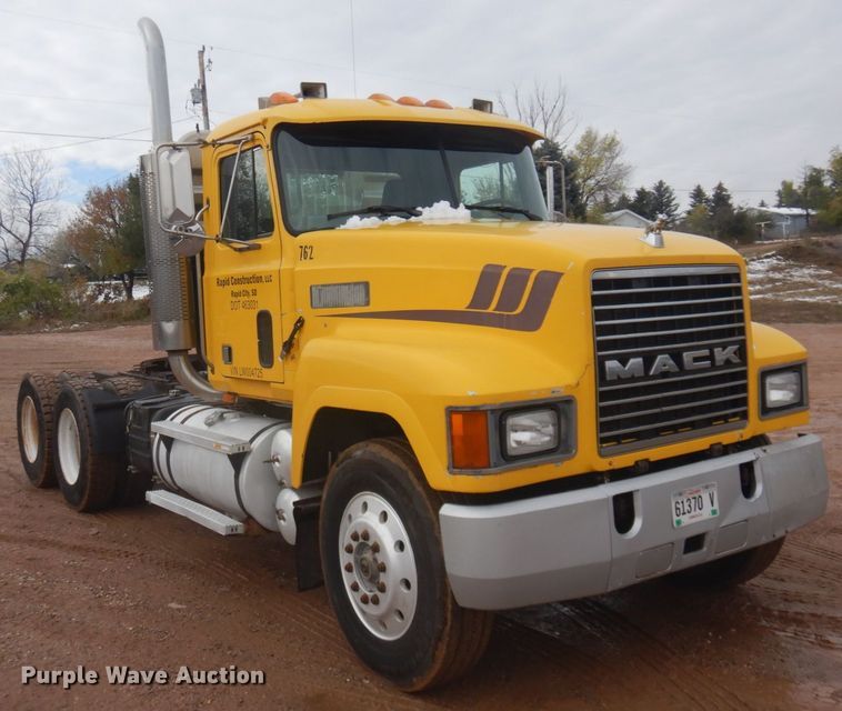 image for item JZ9810 1990 Mack CH613  semi truck