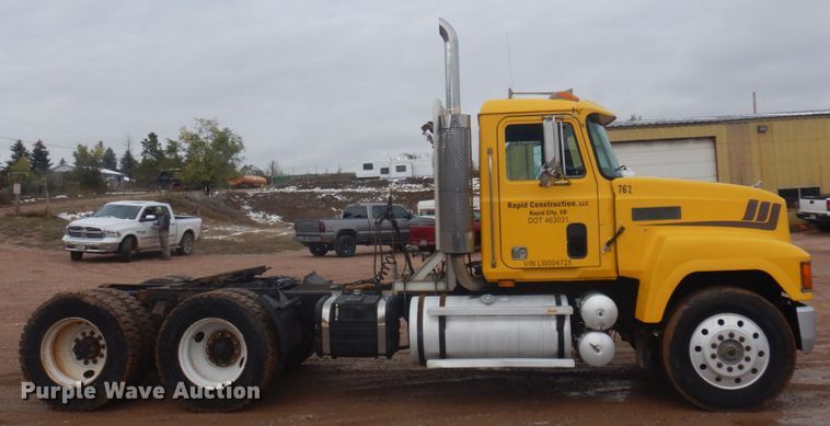 image for item JZ9810 1990 Mack CH613  semi truck