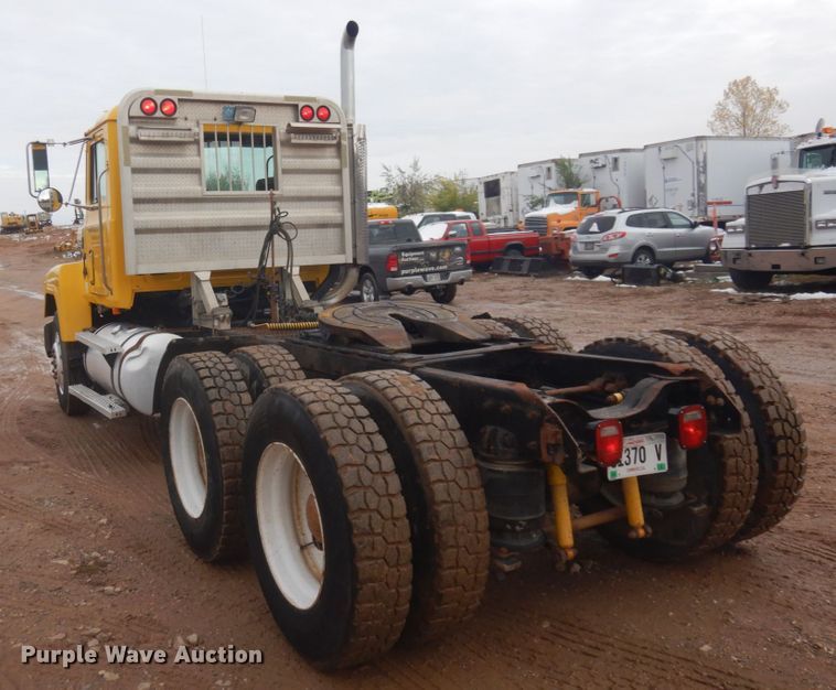 image for item JZ9810 1990 Mack CH613  semi truck