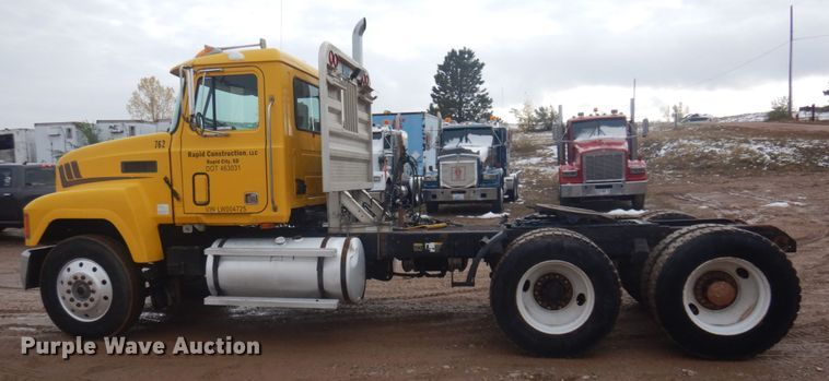 image for item JZ9810 1990 Mack CH613  semi truck