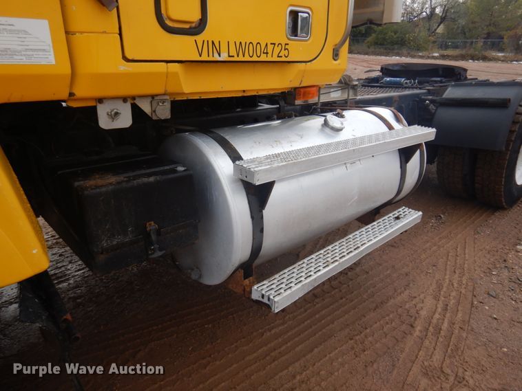 image for item JZ9810 1990 Mack CH613  semi truck