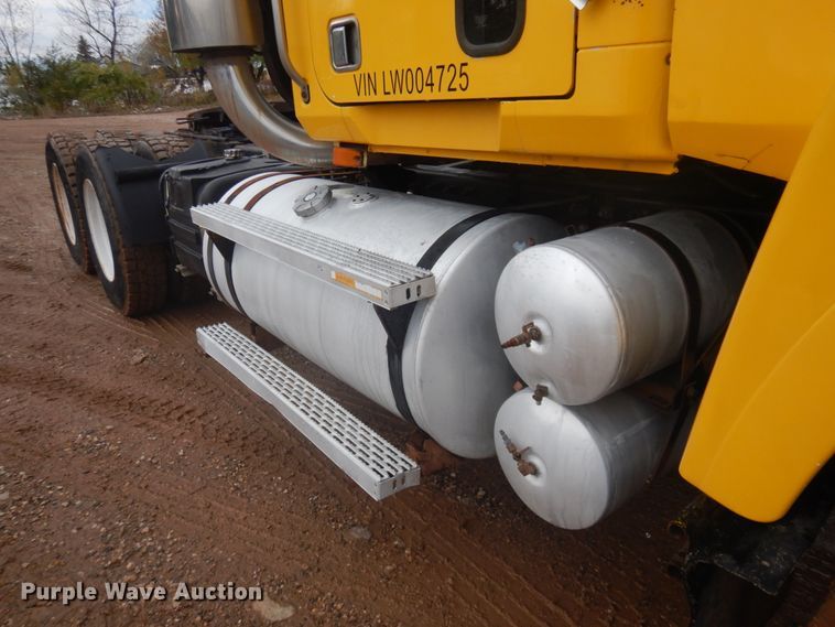 image for item JZ9810 1990 Mack CH613  semi truck