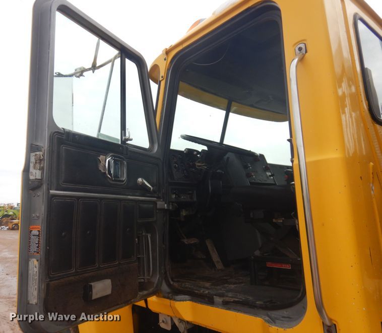 image for item JZ9810 1990 Mack CH613  semi truck