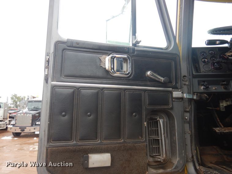 image for item JZ9810 1990 Mack CH613  semi truck