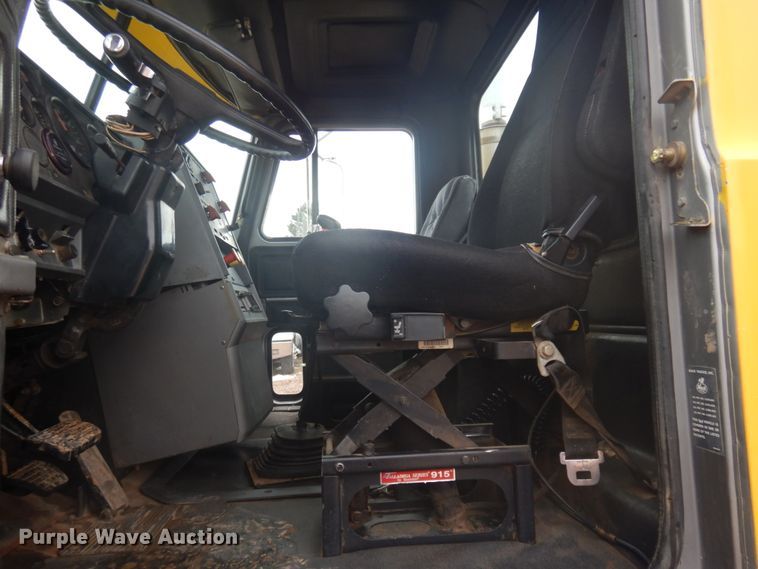 image for item JZ9810 1990 Mack CH613  semi truck