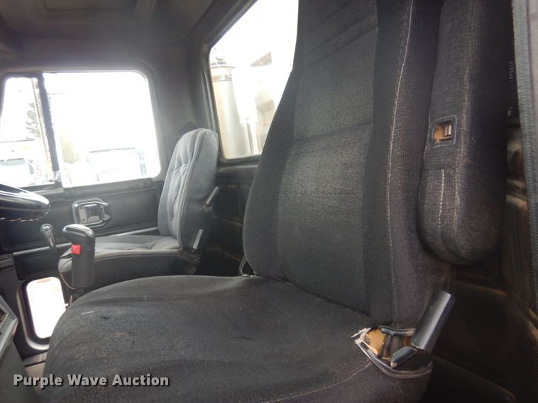 image for item JZ9810 1990 Mack CH613  semi truck