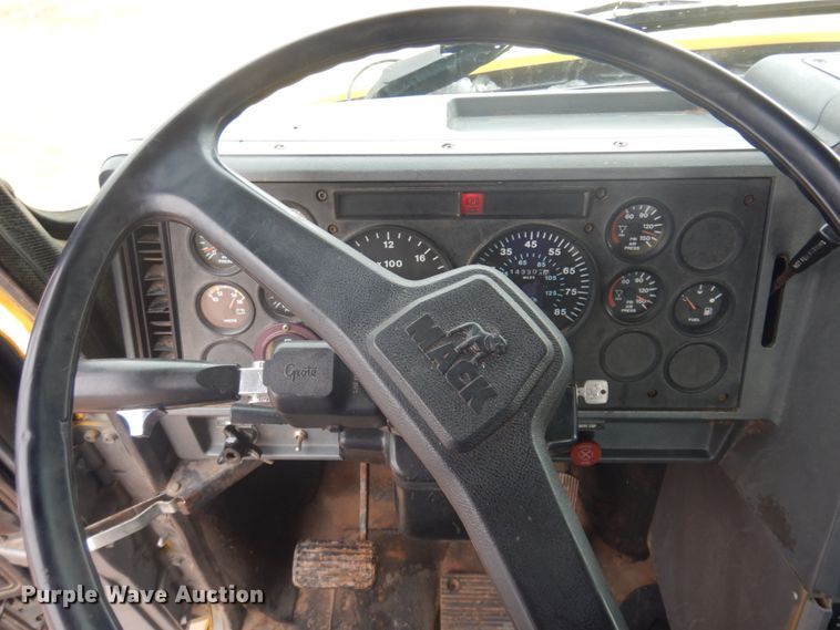 image for item JZ9810 1990 Mack CH613  semi truck