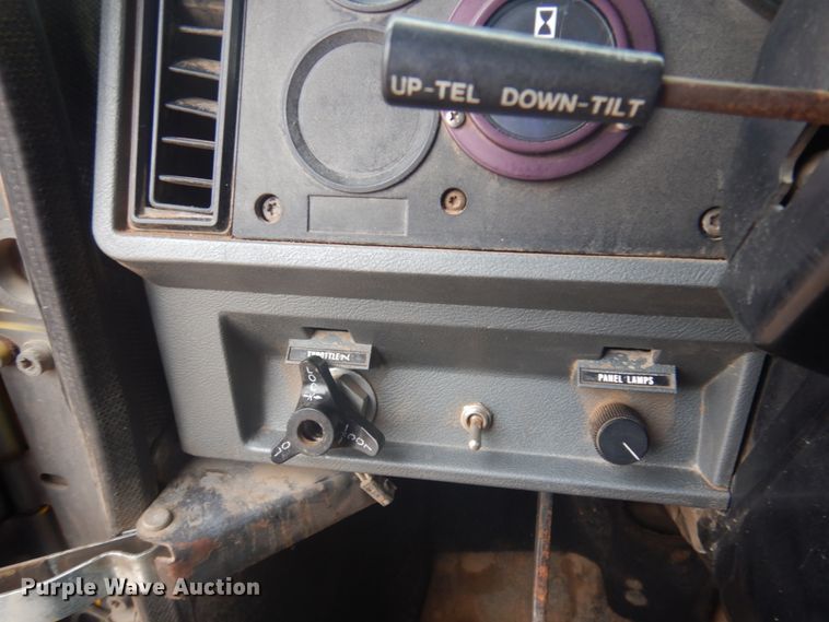 image for item JZ9810 1990 Mack CH613  semi truck