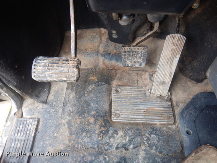 image for item JZ9810 1990 Mack CH613  semi truck