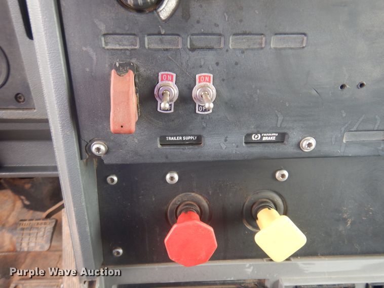 image for item JZ9810 1990 Mack CH613  semi truck