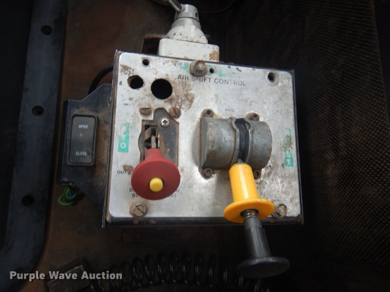 image for item JZ9810 1990 Mack CH613  semi truck