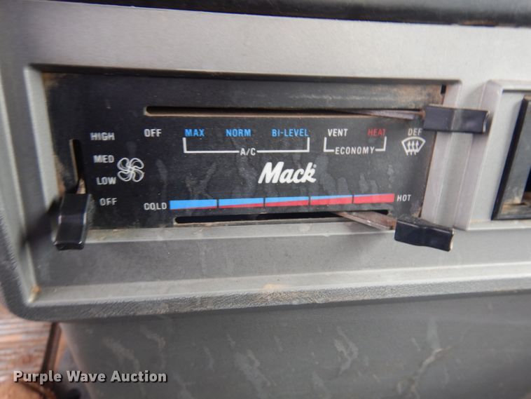 image for item JZ9810 1990 Mack CH613  semi truck