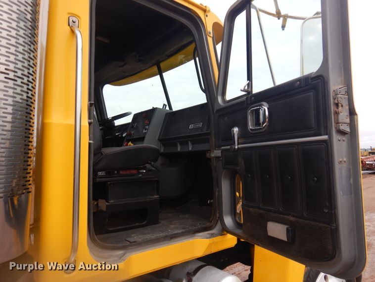 image for item JZ9810 1990 Mack CH613  semi truck